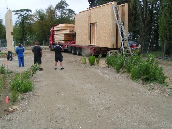 Déchargement des panneaux bois